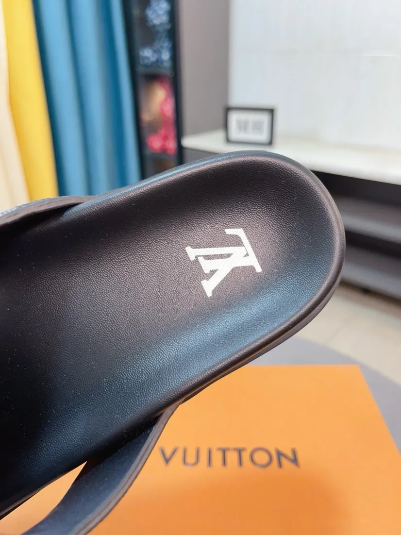 Men's shoes 💰360🌹🌹 (lv-Louis Vuitton) new men's sandals, high-end boutique, exquisite embossed logo decoration on the upper, fine workmanship, super soft soles, casual, loose and comfortable, a must-have in summer! \nsize：38-44